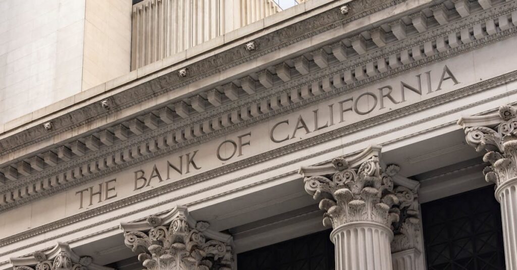 Clôture de compte par la banque : motifs, préavis et recours