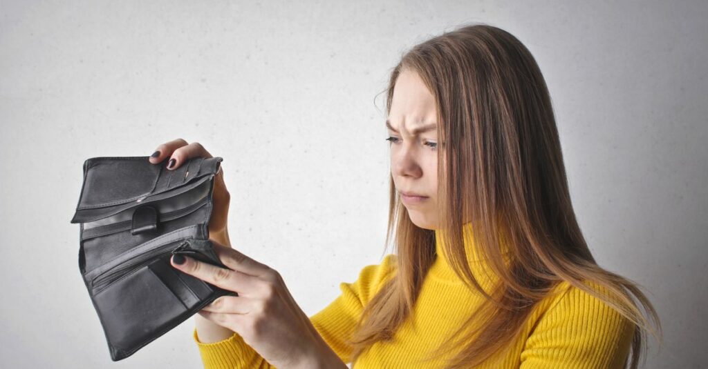 Découvert bancaire : agios, frais et comment réagir